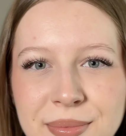 Sprâncene blonde aproape invizibile, înainte de laminare